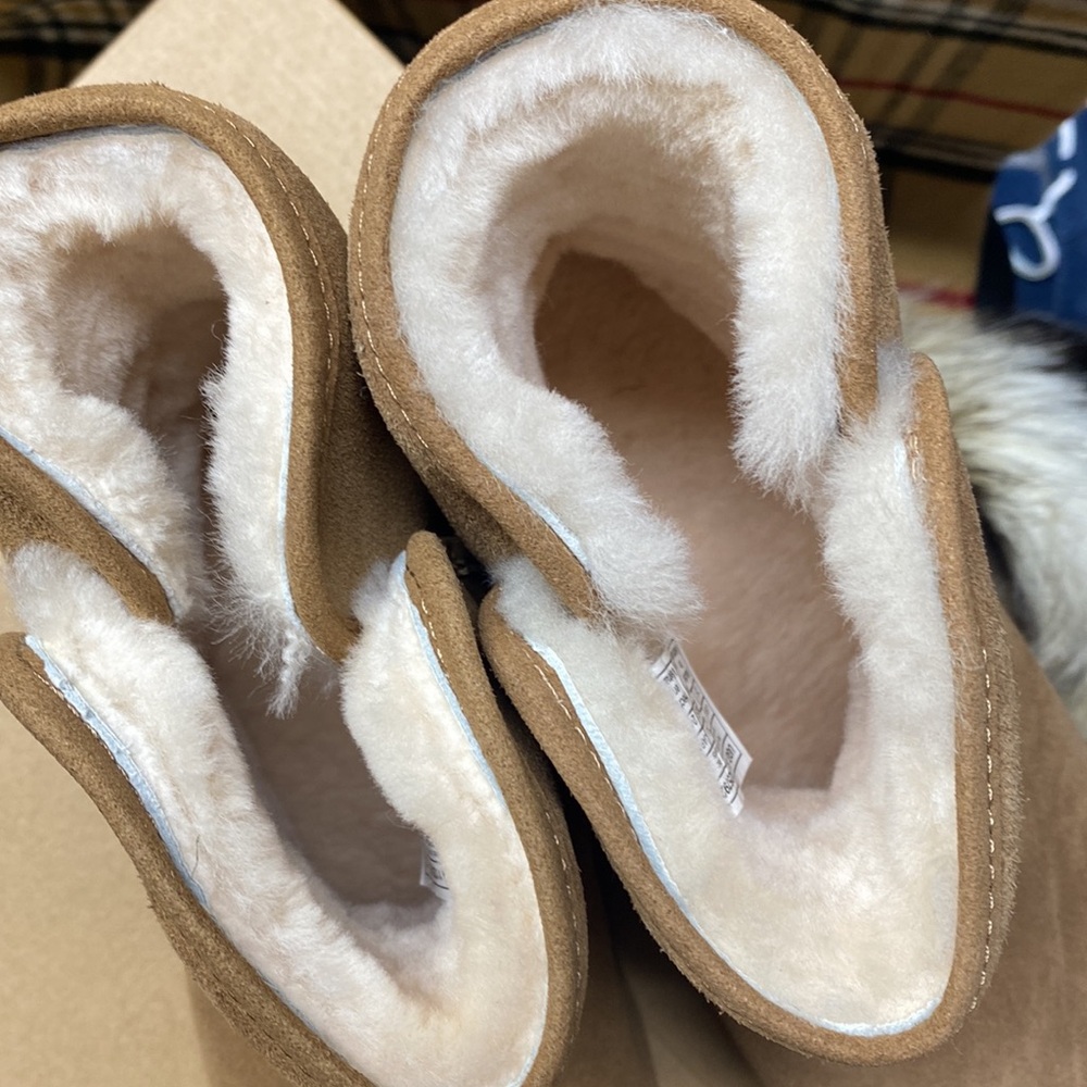 Ugg - Picture 4 of 9